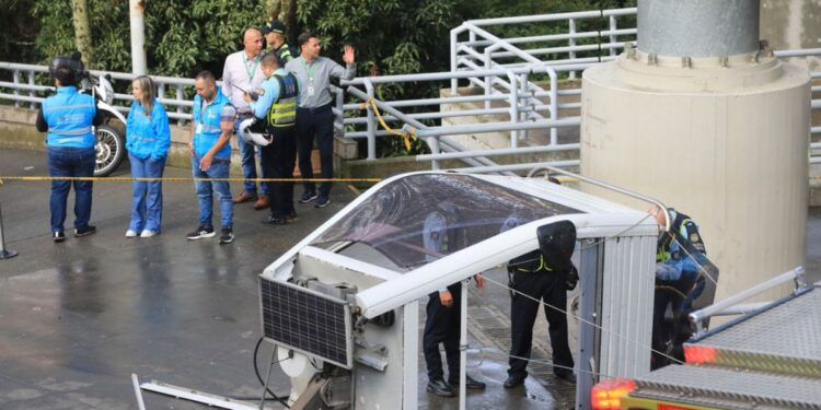 Al menos un muerto y 12 heridos por desplome de una cabina del teleférico Colombia