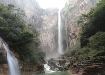Turista reveló que la cascada más alta de China en realidad está alimentada con agua que sale de unas tuberías