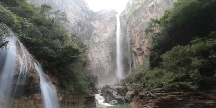 Turista reveló que la cascada más alta de China en realidad está alimentada con agua que sale de unas tuberías