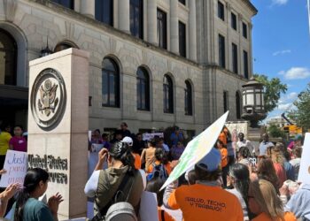 Juez bloquea temporalmente ley de Iowa que permite acusar a personas que enfrentan deportación