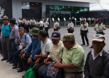 exparamilitares bloquean carreteras en demanda de pagos por participar en guerra civil
