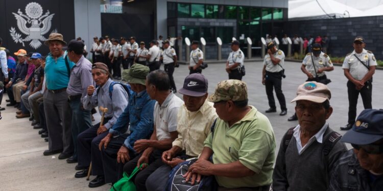 exparamilitares bloquean carreteras en demanda de pagos por participar en guerra civil