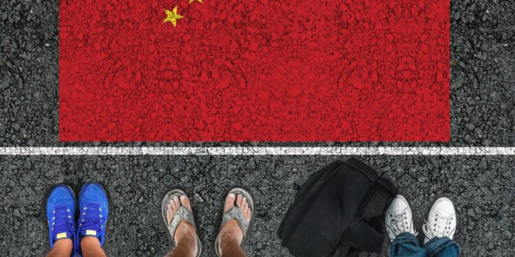 Ecuador impone visa a chinos por aumento de migración irregular