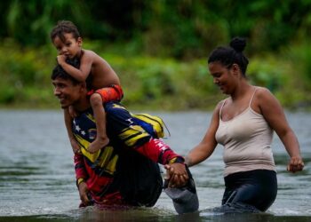 Maduro busca votos en los migrantes que dejó por fuera del registro electoral