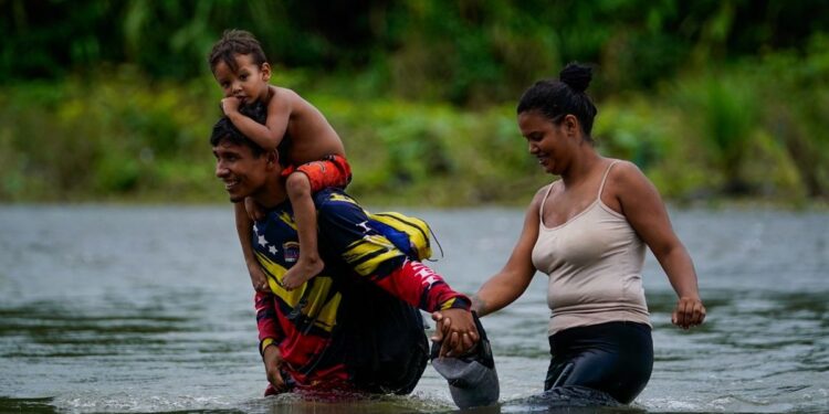 Maduro busca votos en los migrantes que dejó por fuera del registro electoral