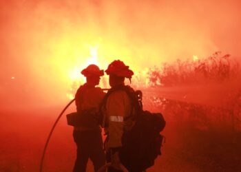 Avance de incendio al norte de Los Ángeles provoca la evacuación de 1.200 personas