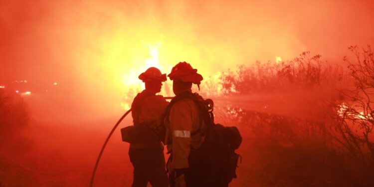 Avance de incendio al norte de Los Ángeles provoca la evacuación de 1.200 personas