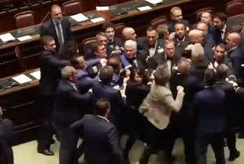 Un diputado italiano fue atacado a golpes por varios parlamentarios: debió ser retirado en silla de ruedas