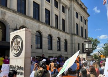 Iowa defiende ley migratoria que le permite arrestar a quienes recibieron orden de salir de EEUU