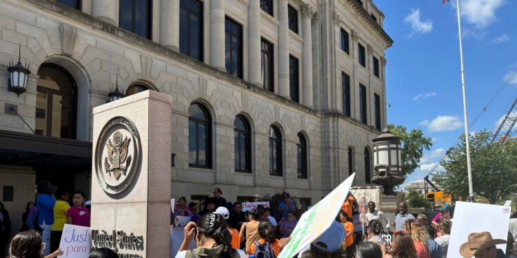 Iowa defiende ley migratoria que le permite arrestar a quienes recibieron orden de salir de EEUU