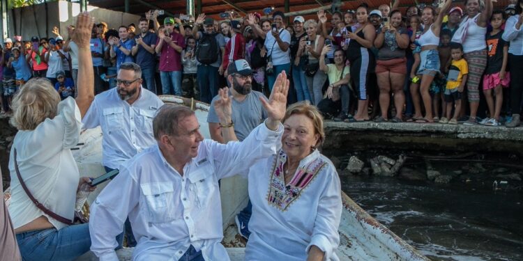 llega en lancha a la costa venezolana