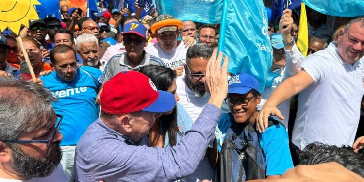 Edmundo González tiende la mano a militares venezolanos y enciende alarmas del régimen