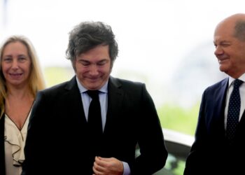 Presidente de Argentina se reúne con funcionarios alemanes durante controvertida gira por Europa