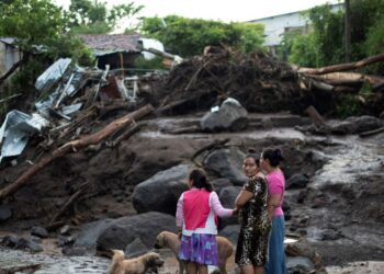 Fuertes lluvias en El Salvador elevan cifra de fallecidos y refugios son insuficientes