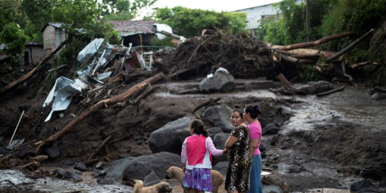 Fuertes lluvias en El Salvador elevan cifra de fallecidos y refugios son insuficientes