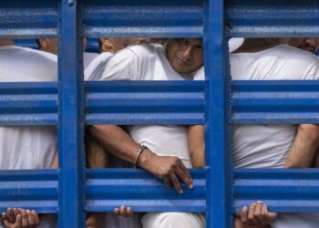 El Salvador traslada a 2.000 presuntos pandilleros presos a megacárcel