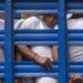 El Salvador traslada a 2.000 presuntos pandilleros presos a megacárcel