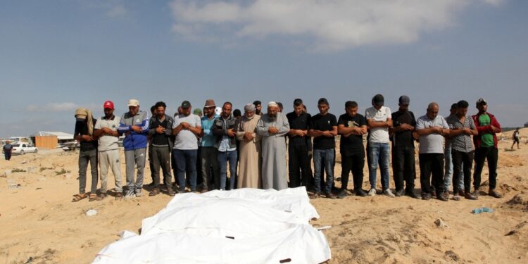 Israel ataca campamentos del centro de Gaza y profundiza la invasión de Rafah