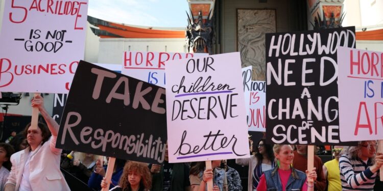 Un sindicato de trabajadores de Hollywood llega a un acuerdo salarial y sobre la IA con estudios