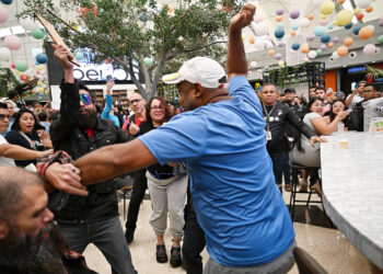 Manifestación LGBTIQ+ de besos contra la discriminación en Caracas terminó en golpes
