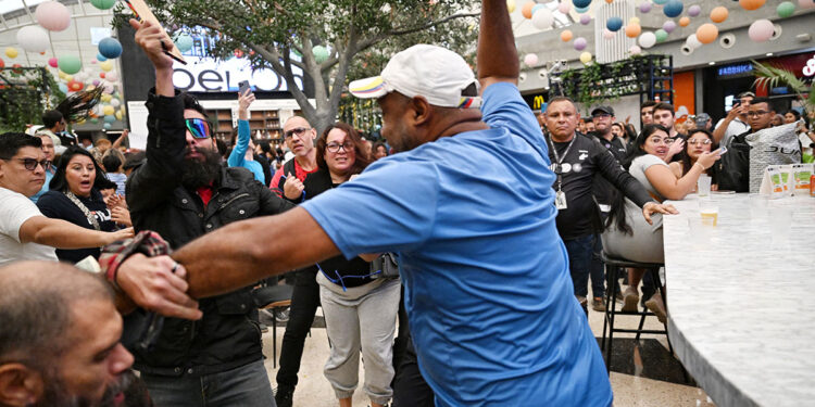 Manifestación LGBTIQ+ de besos contra la discriminación en Caracas terminó en golpes
