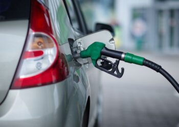 Ecuador confirma el alza de los precios de la gasolina pese a protestas