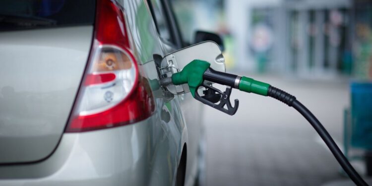 Ecuador confirma el alza de los precios de la gasolina pese a protestas