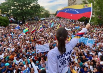 Chavistas intentan impedir llegada de líder opositora a un acto de campaña