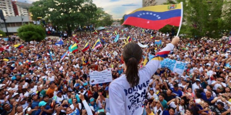 Chavistas intentan impedir llegada de líder opositora a un acto de campaña