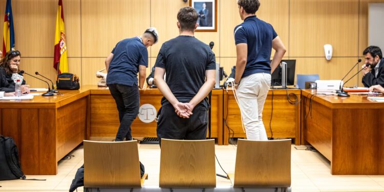 Condenaron a tres aficionados del Valencia CF por insultos racistas contra Vinícius Júnior