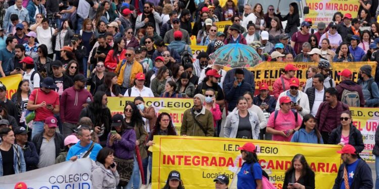 Maestros en Colombia se declaran huelga por proyecto de ley del gobierno