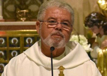 Régimen de Cuba difama al padre Conrado y su labor altruista