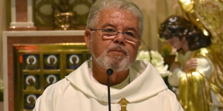 Régimen de Cuba difama al padre Conrado y su labor altruista