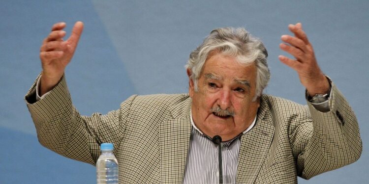 Expresidente José Mujica está bien tras radioterapia