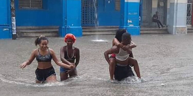 Fuertes lluvias provocan derrumbes, inundaciones y déficit de agua potable en La Habana