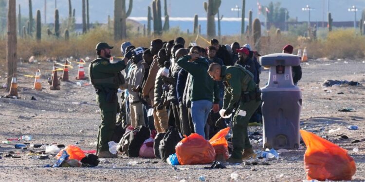 Migrantes que buscan llegar a EEUU lidian ahora con el calor extremo