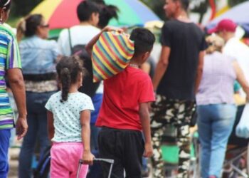 Colombia regulariza a tutores de niños migrantes venezolanos