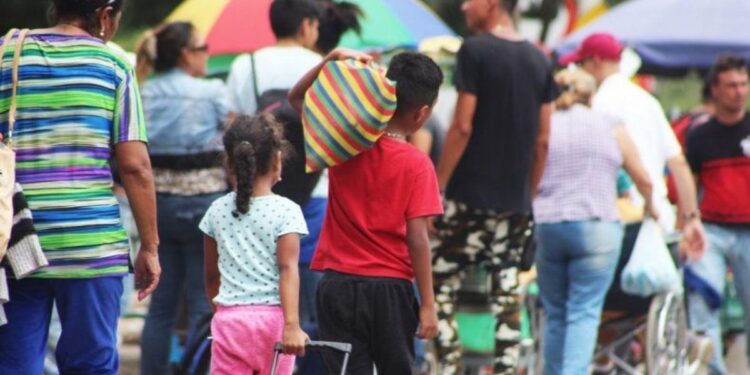 Colombia regulariza a tutores de niños migrantes venezolanos