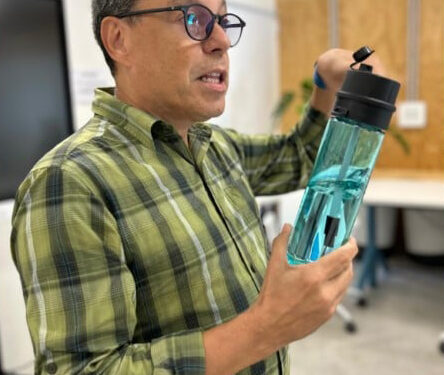 Profesor venezolano crea una botella capaz de potabilizar el agua