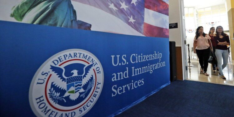 A pocos meses de los comicios, Biden prepara nuevo plan para inmigrantes