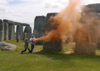 Dos activistas ecológicos rociaron con pintura naranja el famoso monumento megalítico de Stonehenge en Inglaterra [VIDEO]