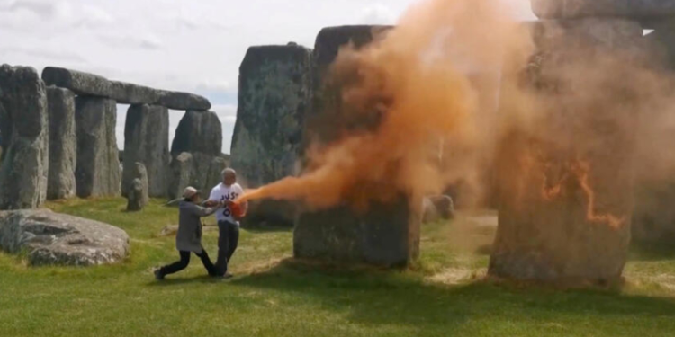 Dos activistas ecológicos rociaron con pintura naranja el famoso monumento megalítico de Stonehenge en Inglaterra [VIDEO]