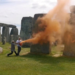 Dos activistas ecológicos rociaron con pintura naranja el famoso monumento megalítico de Stonehenge en Inglaterra [VIDEO]