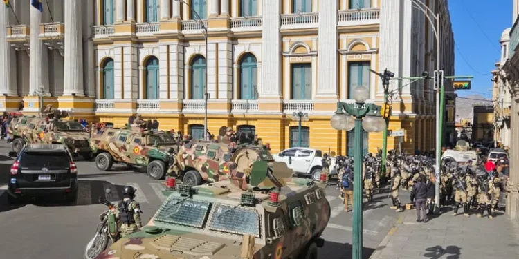 El presidente de Bolivia denuncia «movilizaciones irregulares» de militares en La Paz