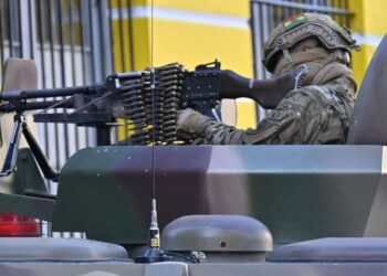 presidente juramenta nueva cúpula militar en medio de gran confusión