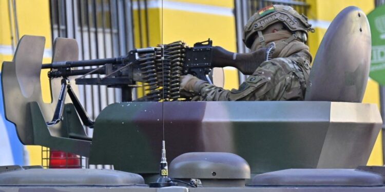 presidente juramenta nueva cúpula militar en medio de gran confusión