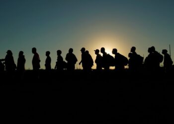 ¿Asilo o deportación? Migrantes esperan respuesta en centro de detención de Texas