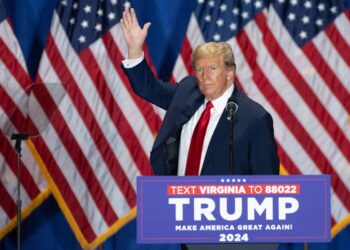 Trump promete residencia automática para migrantes universitarios