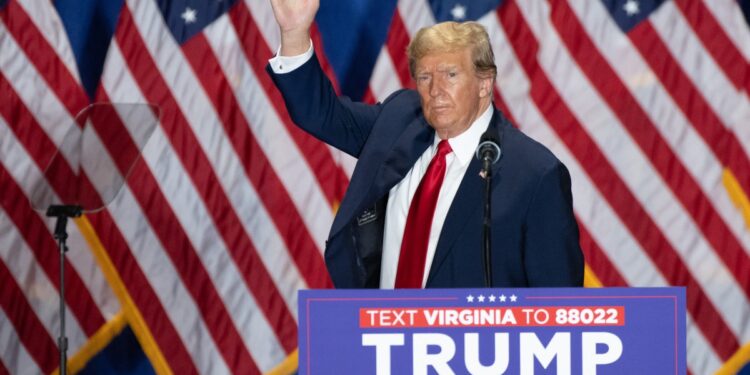 Trump promete residencia automática para migrantes universitarios