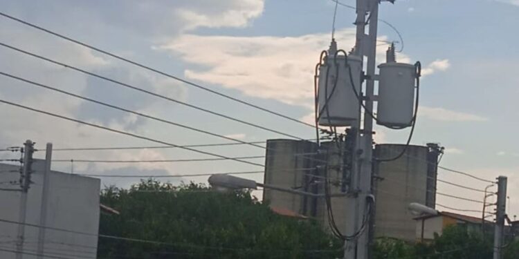 Habitantes de localidad próxima a Caracas sin electricidad por más de 30 horas